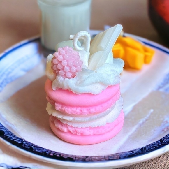 ⚠️SALE Candle // Handmade Hot Pink Life-size Macaroon Candle SEND OFFERS - Picture 4 of 4